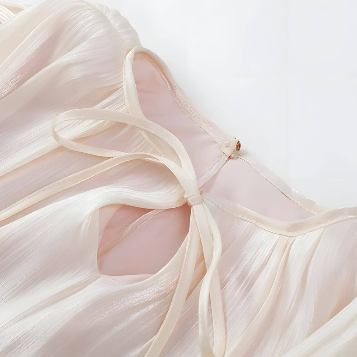 Monique biele šaty – detail výstrihu